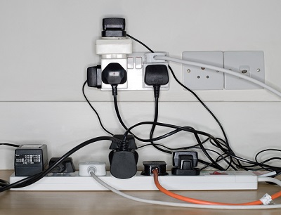 出门家里需要拔掉电器插头吗（三种正确的操作方法）