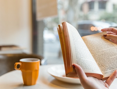 新手想要通过写自媒体赚钱可以看这四本书